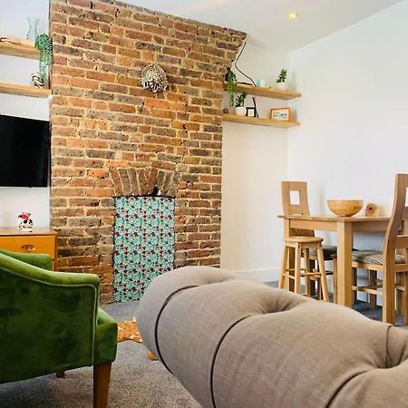 Funky 2 Bedroom Apartment In Town Centre 哈斯丁 外观 照片