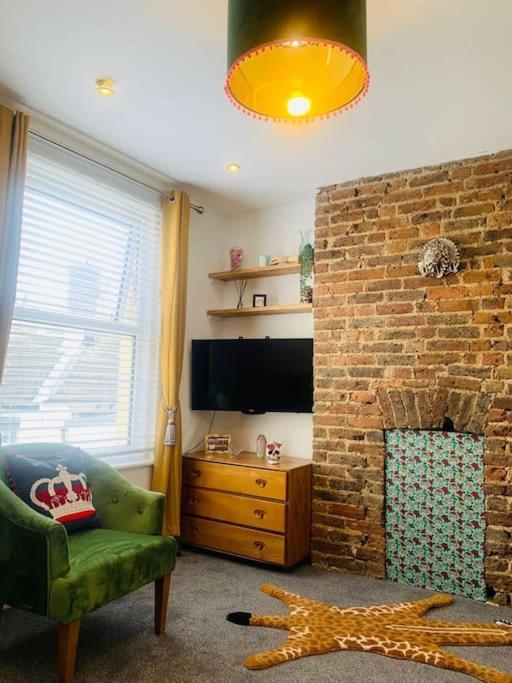 Funky 2 Bedroom Apartment In Town Centre 哈斯丁 外观 照片