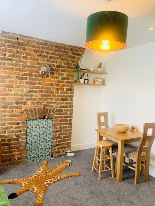 Funky 2 Bedroom Apartment In Town Centre 哈斯丁 外观 照片